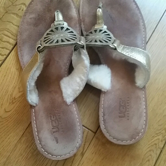 UGG | Medallion Sandals - Picture 3 of 6